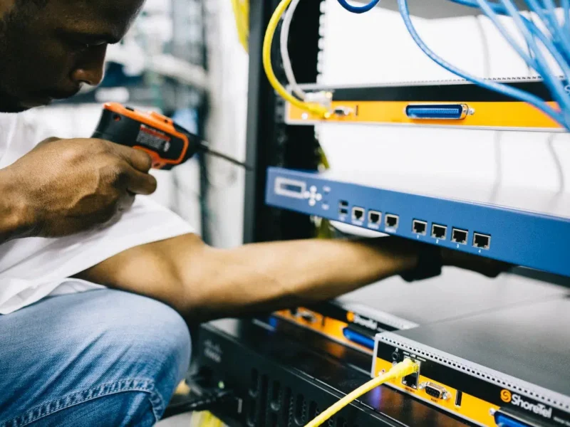 Déploiement d&rsquo;un réseau informatique et fibre optique
